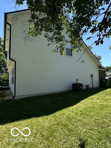 3511 Statuette, Indianapolis, IN 46214