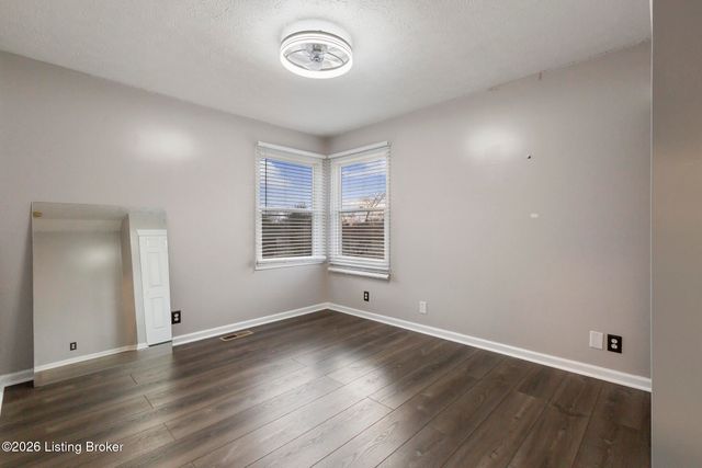 5406 Big Sky Dr, Louisville, KY 40229