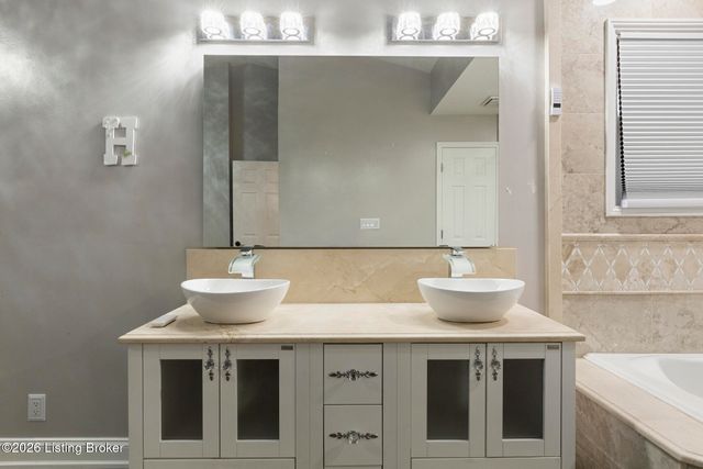 5406 Big Sky Dr, Louisville, KY 40229