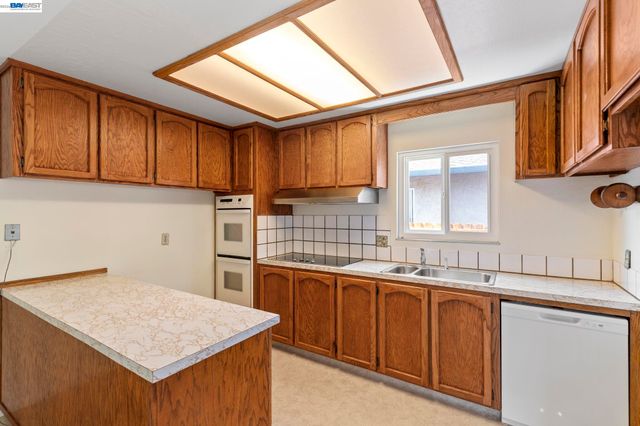 40272 Davis St, Fremont, CA 94538