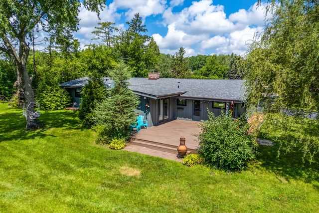 83 Wildwood Drive, Barrington, IL 60010