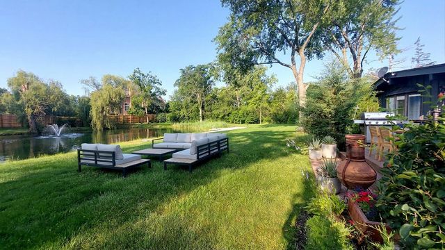 83 Wildwood Drive, Barrington, IL 60010