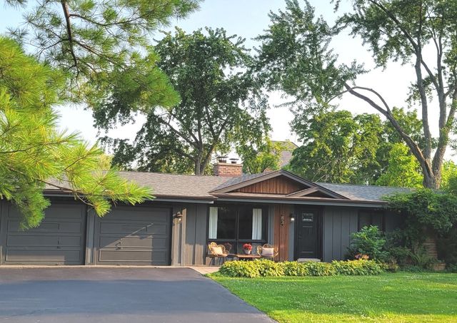 83 Wildwood Drive, Barrington, IL 60010