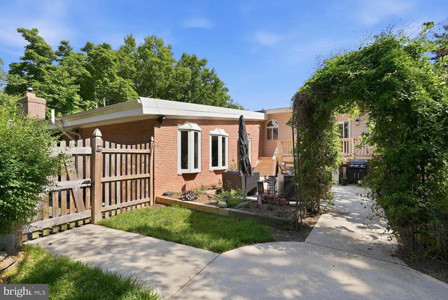8900 CAMFIELD DR, Alexandria, VA 22308