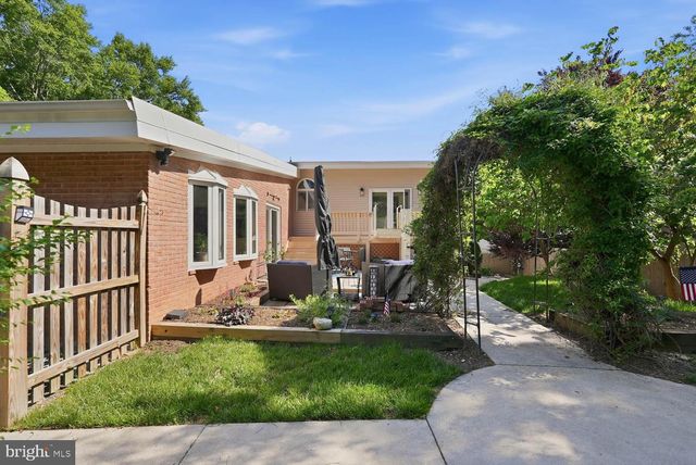 8900 CAMFIELD DR, Alexandria, VA 22308