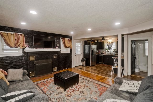 35 Merrimac Ave, Springfield, MA 01105