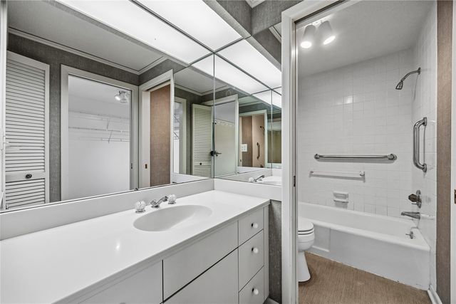 130 Thompson Dr SE 210, Cedar Rapids, IA 52403