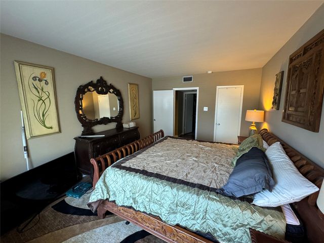 2220 S Piney Point Road 208, Houston, TX 77063