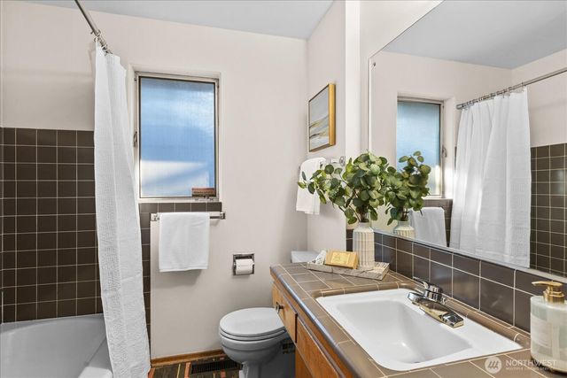 323 NW 202nd Street, Shoreline, WA 98177