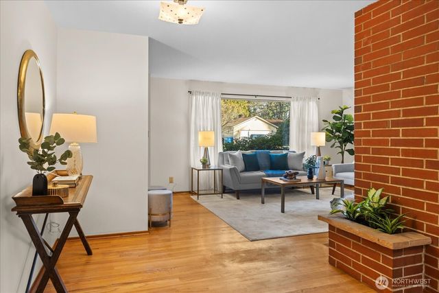 323 NW 202nd Street, Shoreline, WA 98177