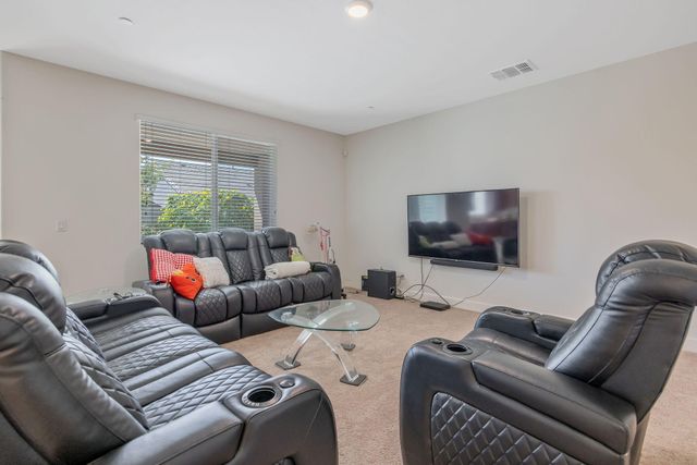 3043 Parks Avenue, Tulare, CA 93274