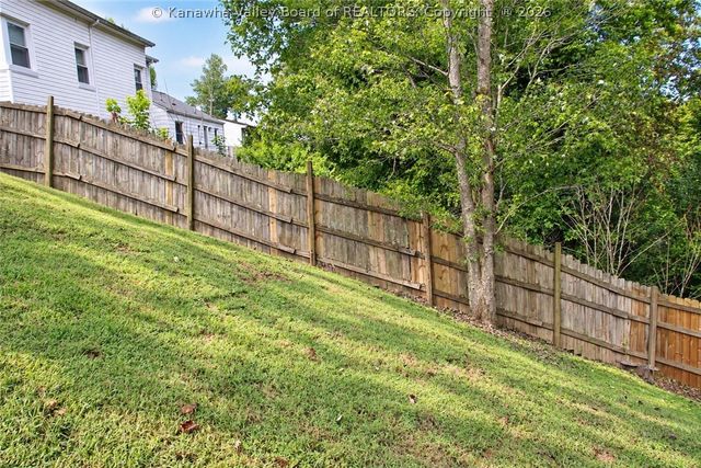 657 Forest Circle, South Charleston, WV 25303