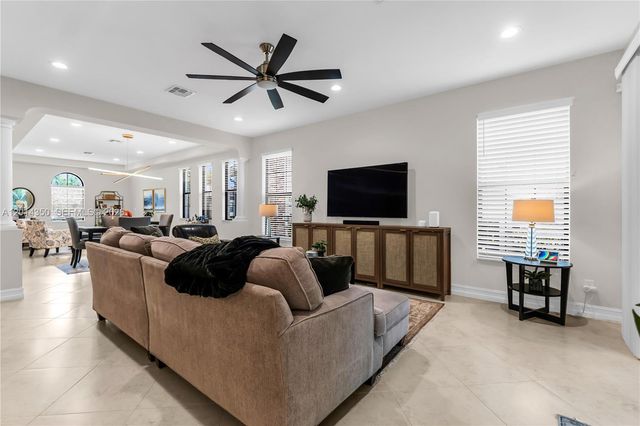8915 W Watercrest Cir W, Parkland, FL 33076