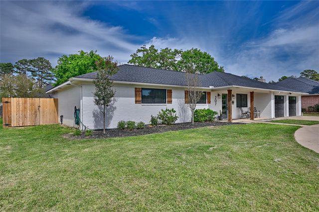 207 Briar Ridge Drive, Bellville, TX 77418