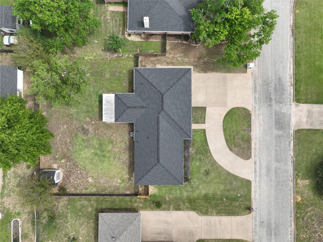 207 Briar Ridge Drive, Bellville, TX 77418