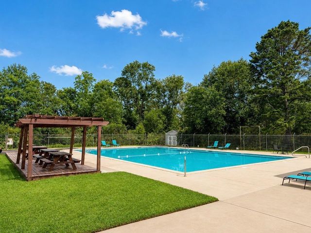 207 Briar Ridge Drive, Bellville, TX 77418