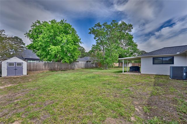 207 Briar Ridge Drive, Bellville, TX 77418