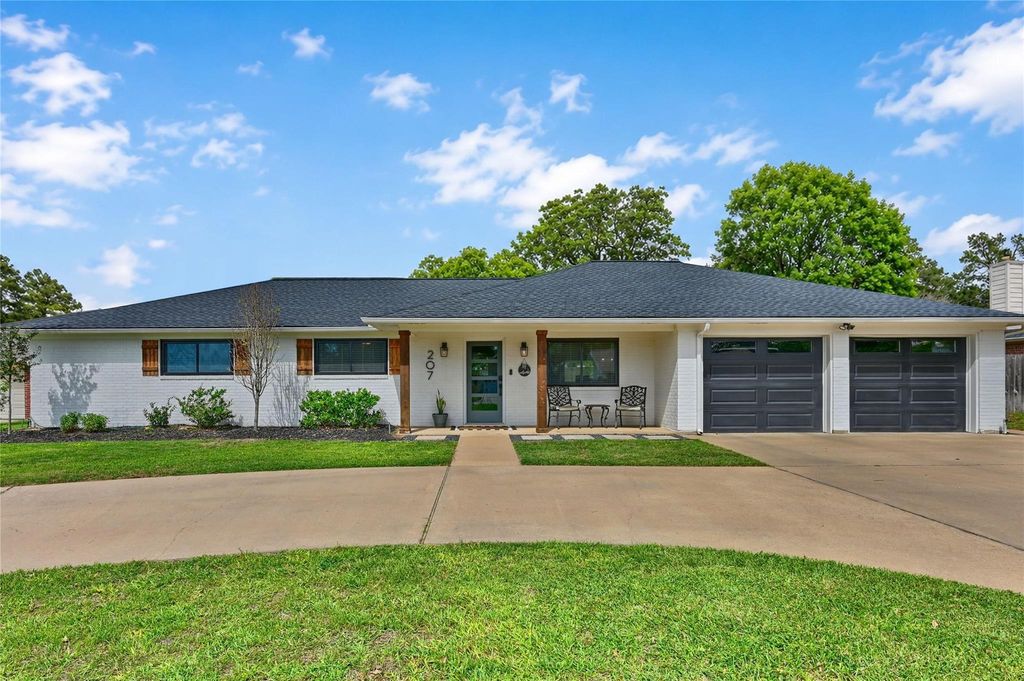 207 Briar Ridge Drive, Bellville, TX 77418