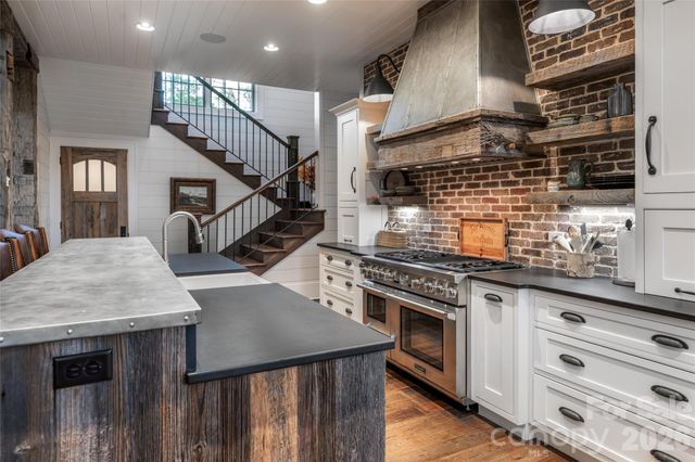 18 Fairsted Drive, Asheville, NC 28803