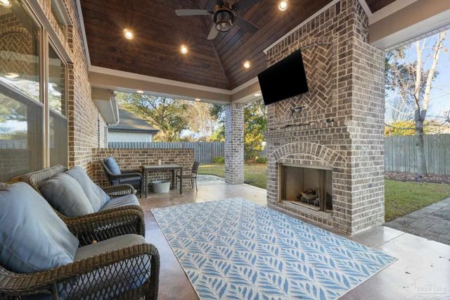 2018 Rambling Oaks Dr, Cantonment, FL 32533