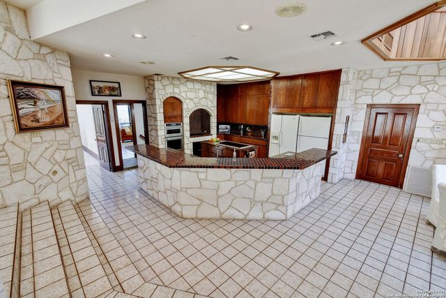 17050 Sunridge Pt, Helotes, TX 78023