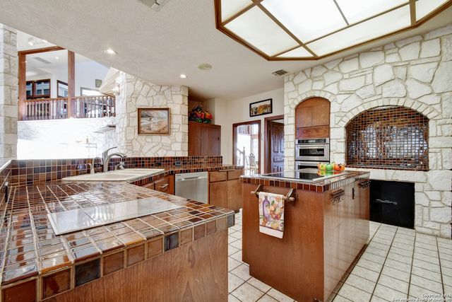 17050 Sunridge Pt, Helotes, TX 78023