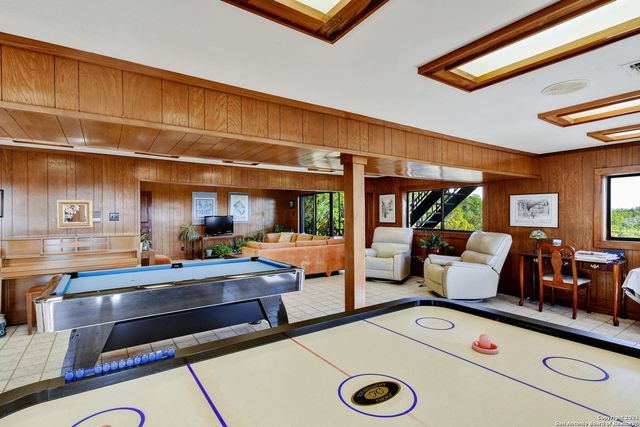 17050 Sunridge Pt, Helotes, TX 78023