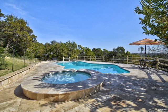 17050 Sunridge Pt, Helotes, TX 78023