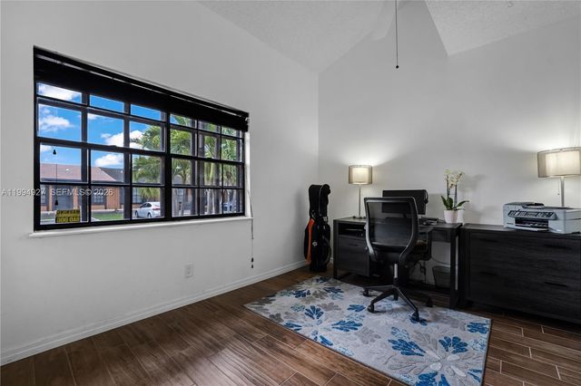 10101 Woodbury Ct, Pembroke Pines, FL 33026