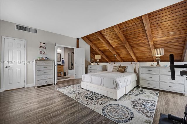 10101 Woodbury Ct, Pembroke Pines, FL 33026