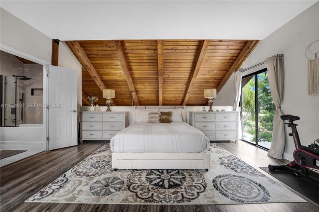 10101 Woodbury Ct, Pembroke Pines, FL 33026