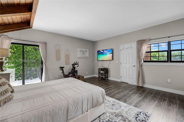 10101 Woodbury Ct, Pembroke Pines, FL 33026