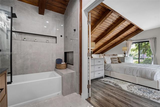 10101 Woodbury Ct, Pembroke Pines, FL 33026