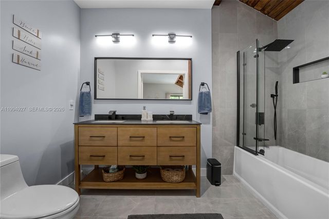 10101 Woodbury Ct, Pembroke Pines, FL 33026