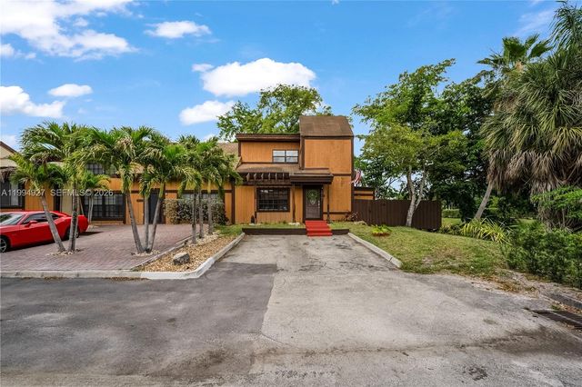 10101 Woodbury Ct, Pembroke Pines, FL 33026