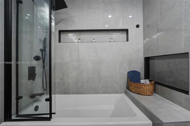 10101 Woodbury Ct, Pembroke Pines, FL 33026