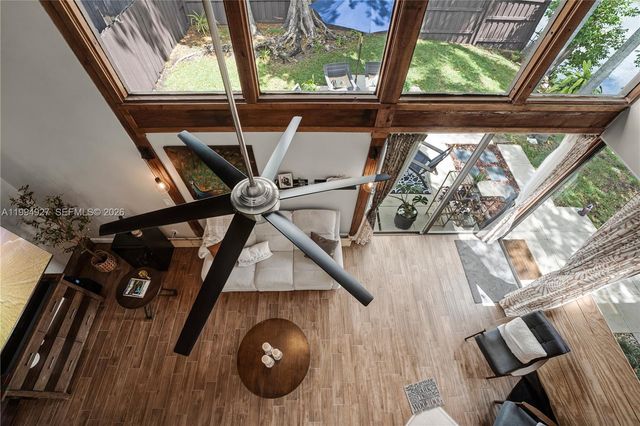 10101 Woodbury Ct, Pembroke Pines, FL 33026