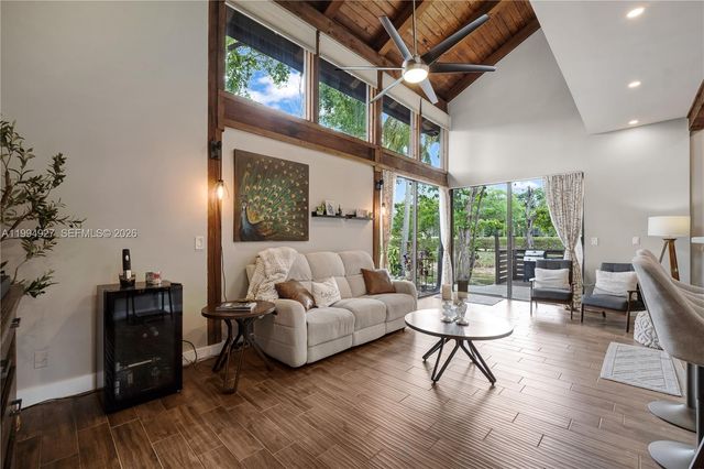 10101 Woodbury Ct, Pembroke Pines, FL 33026