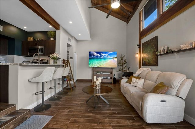 10101 Woodbury Ct, Pembroke Pines, FL 33026