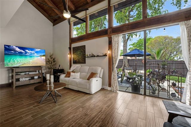 10101 Woodbury Ct, Pembroke Pines, FL 33026