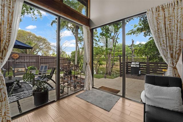 10101 Woodbury Ct, Pembroke Pines, FL 33026