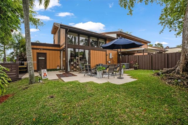 10101 Woodbury Ct, Pembroke Pines, FL 33026