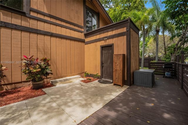 10101 Woodbury Ct, Pembroke Pines, FL 33026