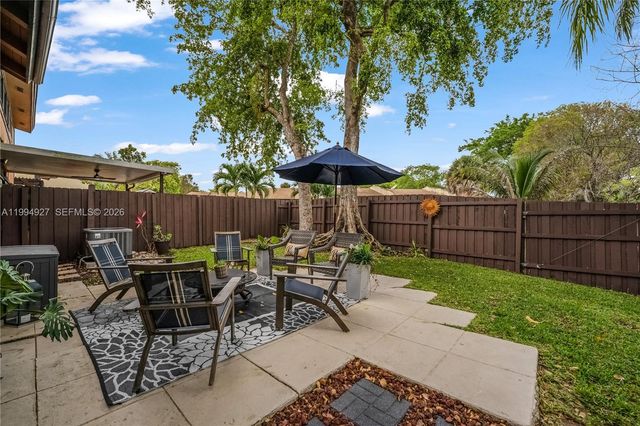 10101 Woodbury Ct, Pembroke Pines, FL 33026