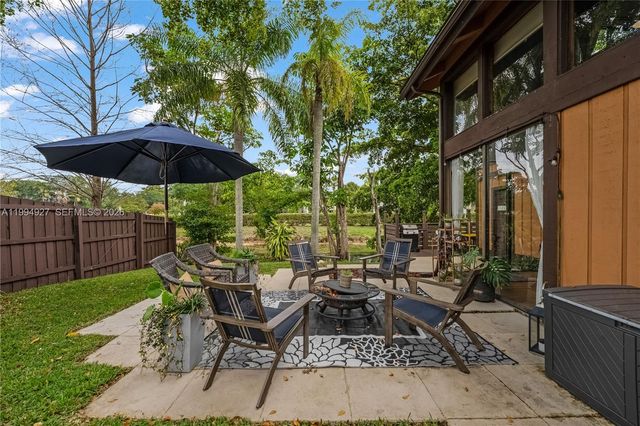 10101 Woodbury Ct, Pembroke Pines, FL 33026