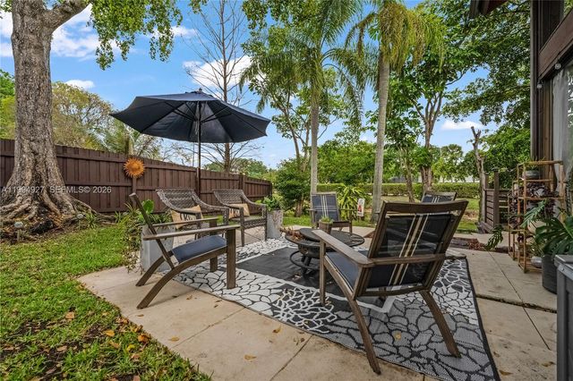 10101 Woodbury Ct, Pembroke Pines, FL 33026