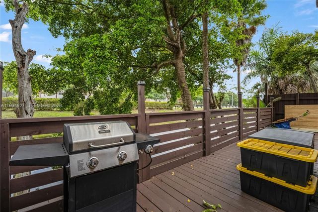 10101 Woodbury Ct, Pembroke Pines, FL 33026