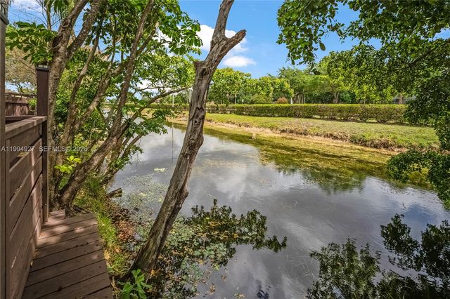 10101 Woodbury Ct, Pembroke Pines, FL 33026