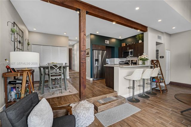 10101 Woodbury Ct, Pembroke Pines, FL 33026