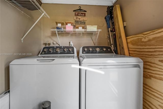 10101 Woodbury Ct, Pembroke Pines, FL 33026